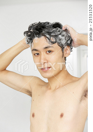 シャンプーをする男性 25531520