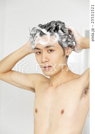 シャンプーをする男性 25531521