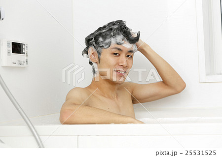 シャンプーをする男性 25531525