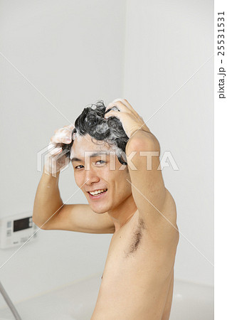 シャンプーをする男性 25531531