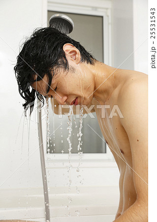 シャンプーをする男性 25531543