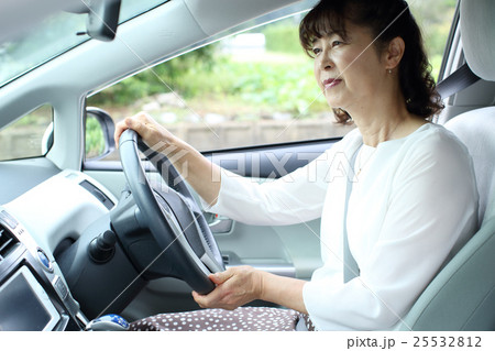 運転をするシニア 25532812