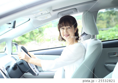 運転をするシニア 運転をするシニア 25532821