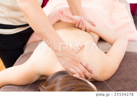 肩甲骨　腕のマッサージ　背中　デトックス　　美容イメージ　エステ　女性　リラックス　ビューティー 25534278