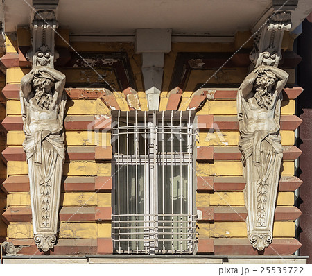 Window with lattice and caryatids 25535722
