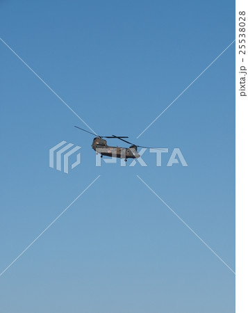 千葉県船橋市の習志野駐屯地で新春に行われる降下訓練始めで青空を飛行する大型輸送用ヘリコプター 25538028