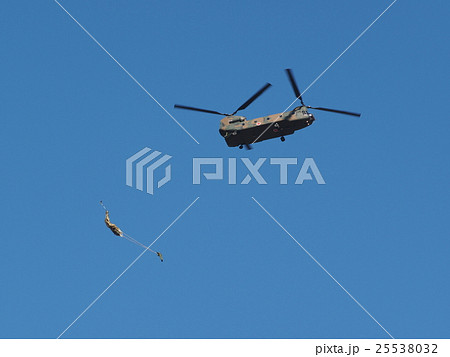千葉県船橋市の習志野駐屯地の降下訓練始めで大型輸送用ヘリコプターから落下する落下傘 25538032