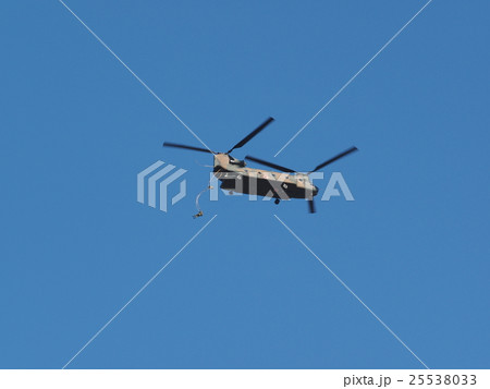 千葉県船橋市の習志野駐屯地の降下訓練始めで大型輸送用ヘリコプターから落下する落下傘 25538033