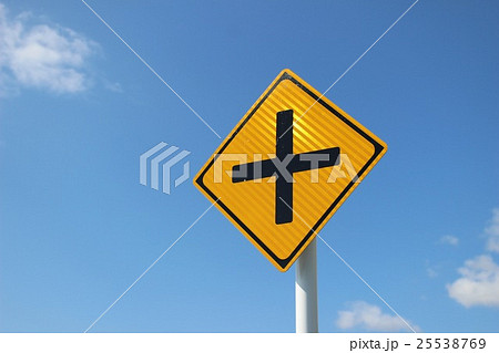 交差点の標識 25538769