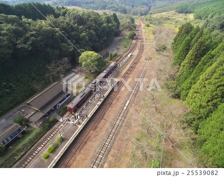JR九州肥薩線　大畑駅(おこばえき)に列車が停車する風景 25539082