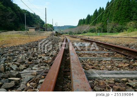 JR九州肥薩線・大畑駅(おこばえき)の使われなくなったレール 25539084