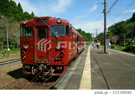 JR九州肥薩線　大畑駅(おこばえき)に停車する列車の風景 25539090