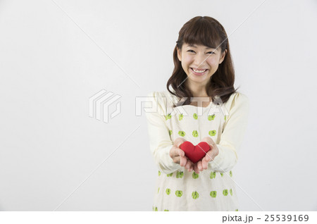 ハートを差し出す主婦 25539169