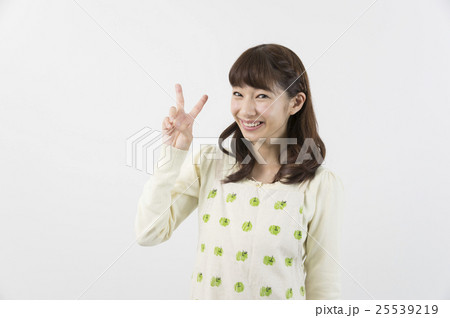ハートを差し出す主婦 ハートを差し出す主婦 25539219