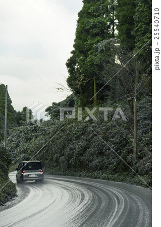 2016年10月8日未明阿蘇山中岳第一火口爆発的噴火36年ぶりにより降灰火山灰が積もり積灰した道路 2016年10月8日未明阿蘇山中岳第一火口爆発的噴火36年ぶりにより降灰火山灰が積もり積灰した道路 25540710