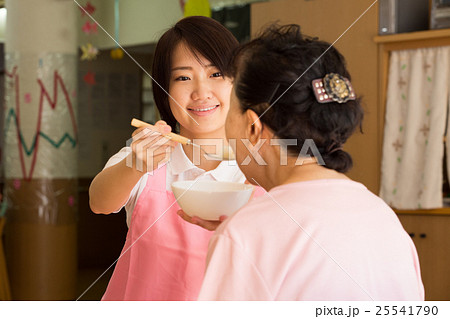 食事介助をする若い女性の介護福祉士 25541790