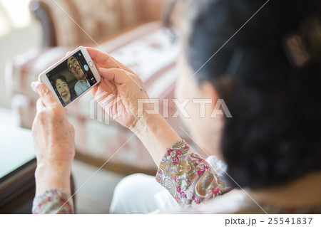スマートフォンで自撮りをする老夫婦 25541837