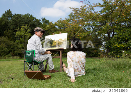 趣味の絵画を楽しむ老夫婦 25541866