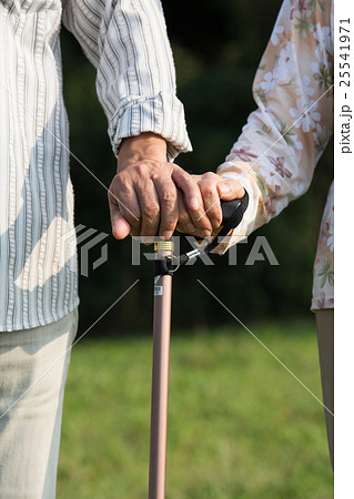 ステッキを一緒に使う老夫婦 25541971