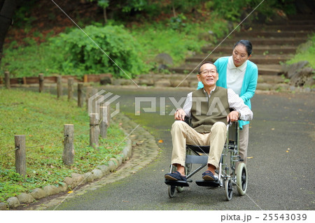 介護　車イス　シニア夫妻 25543039