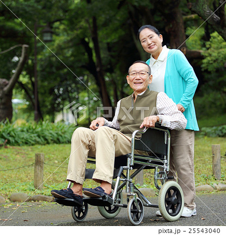 介護　シニア夫妻　車椅子 25543040