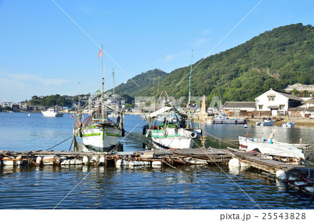 鞆の浦の港と常夜灯 25543828