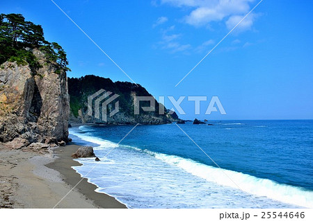 東北・三陸・真崎海岸　美しい海と砂浜の風景（引き波） 25544646