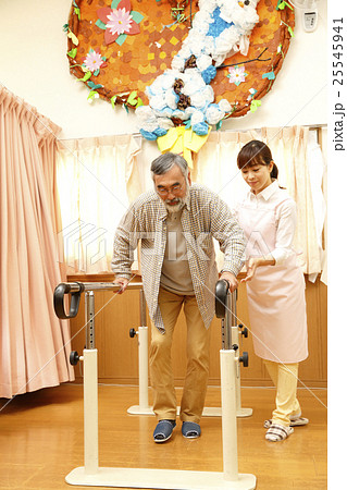 福祉　介護　グループホーム　デイサービス　デイケア　老人ホーム　歩行訓練 25545941