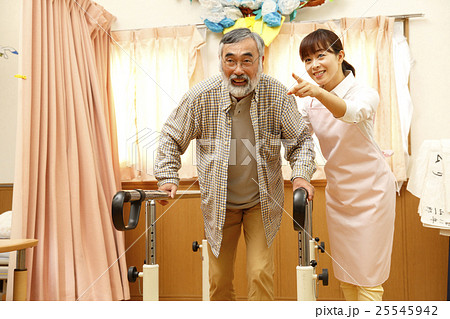 福祉　介護　グループホーム　デイサービス　デイケア　老人ホーム　歩行訓練 25545942