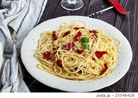 Spaghetti with sun-dried tomatoes and black pepper 25546426