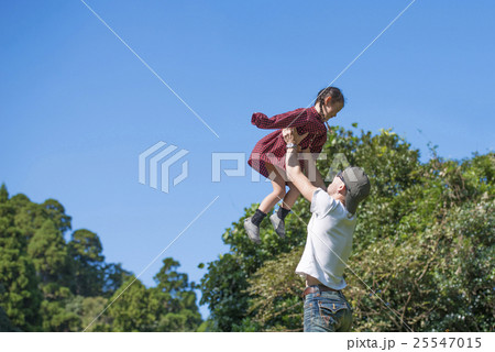 青空の下で遊ぶ父と娘 青空の下で遊ぶ父と娘 25547015