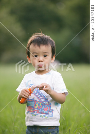 ソーセージを食べる男の子 25547181