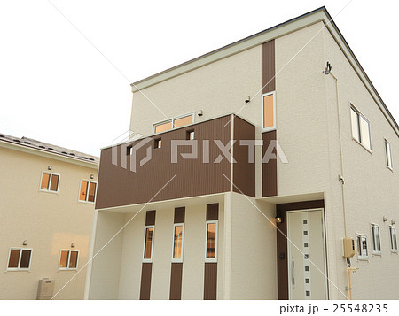 住宅 お洒落な外観と夕暮れ 住宅 お洒落な外観と夕暮れ 25548235