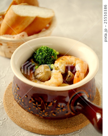 海老とキノコのアヒージョ　パン添え　（縦位置） 25550386