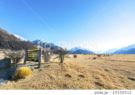 Road to mount cook, New Zealand Road to mount cook, New Zealand 25550512