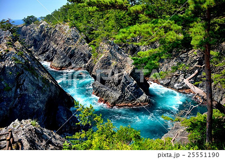 東北・三陸・碁石海岸 展望台から見下ろす雷岩と乱曝谷(2) 東北・三陸・碁石海岸 展望台から見下ろす雷岩と乱曝谷(2) 25551190