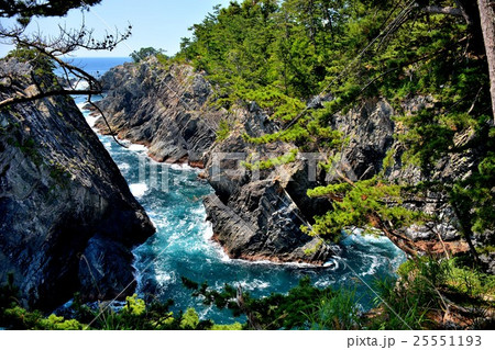 東北・三陸・碁石海岸　展望台から見下ろす雷岩と乱曝谷（３） 25551193