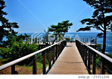 東北・三陸・碁石海岸　断崖に突き出るように造られた雷岩・乱曝谷展望台（２） 25551200