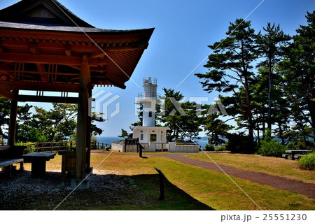 東北・三陸・碁石海岸　碁石岬の風景、海神様を奉った東屋と碁石埼灯台（２） 25551230