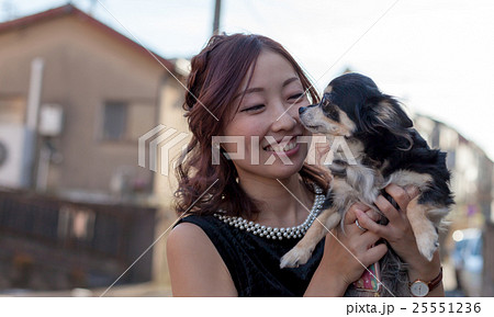 20代女性と愛犬 25551236