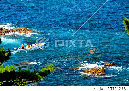 東北・三陸・碁石海岸　碁石岬展望台の近くを進む穴通船（３） 25551238