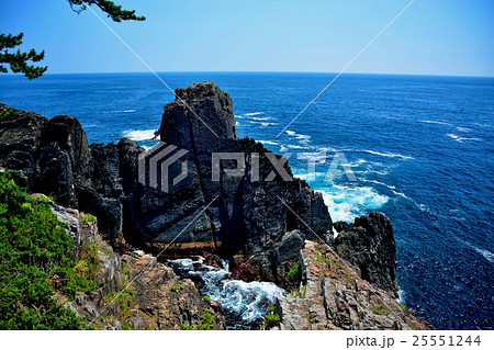 東北・三陸・碁石海岸　碁石岬展望台より　お経を上げた言い伝えが残る千代島（１） 25551244