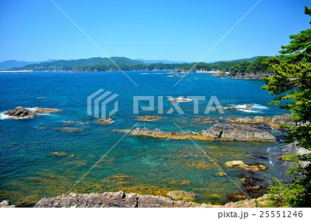東北・三陸・碁石海岸　碁石岬展望台より　静かなえびす浜の眺め 25551246