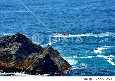 東北・三陸・碁石海岸　碁石岬展望台より　スリル満点の穴通船（１） 25551254