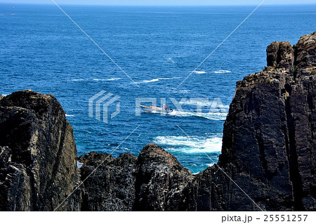 東北・三陸・碁石海岸　碁石岬展望台より　千代島越しに眺める穴通船 25551257