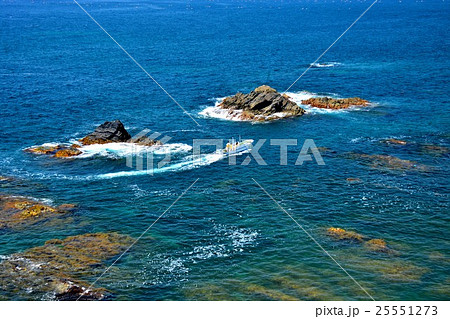 東北・三陸・碁石海岸　碁石岬展望台より　えびす浜へ戻っていく穴通船（３） 25551273