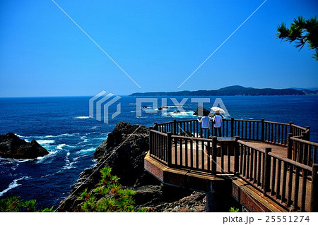 東北・三陸・碁石海岸　爽快な眺めの碁石岬展望台（観光客あり６） 25551274
