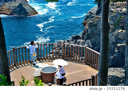 東北・三陸・碁石海岸　爽快な眺めの碁石岬展望台（観光客あり８） 25551276