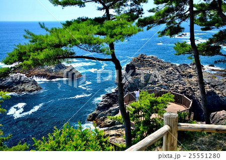 東北・三陸・碁石海岸　遊歩道から見下ろす碁石岬展望台（観光客あり３） 25551280