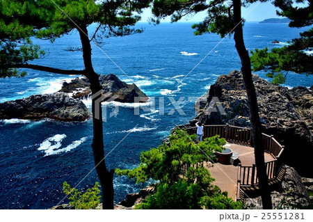 東北・三陸・碁石海岸　遊歩道から見下ろす碁石岬展望台（観光客あり４） 25551281